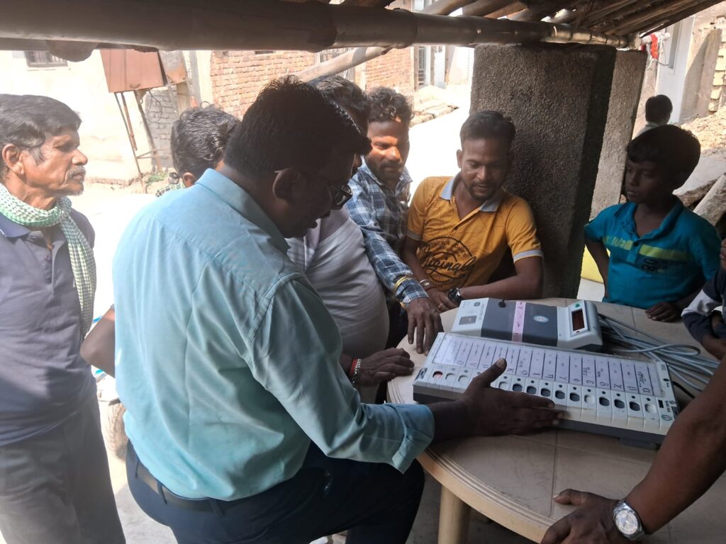 नगरीय निकाय निर्वाचन-2025 वार्डों में हो रहा ईवीएम डेमो प्रदर्शन, मतदान के लिए जनसामान्य को किया जा रहा जागरूक 9 फरवरी तक चलेगा ईवीएम जागरूकता कार्यक्रम 2 IMG 20250202 WA0012