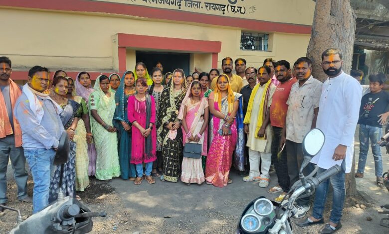 नवल राठिया की अगुवाई में चंद्रशेखरपुर और खेदापाली के नव निर्वाचित पंचायत सदस्याओं ने किया होली मिलन समारोह का आयोजन 1 IMG 20250313 WA0021