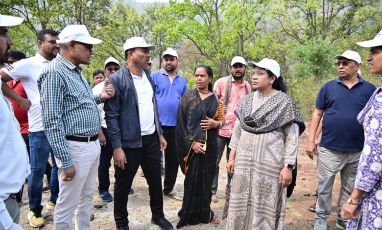 कलेक्टर ने बैगा जनजाति के लोगों की सुनी समस्याएं, निराकरण हेतु संबंधित अधिकारी को मौके पर ही दिए निर्देश 1 IMG 20250321 WA0040