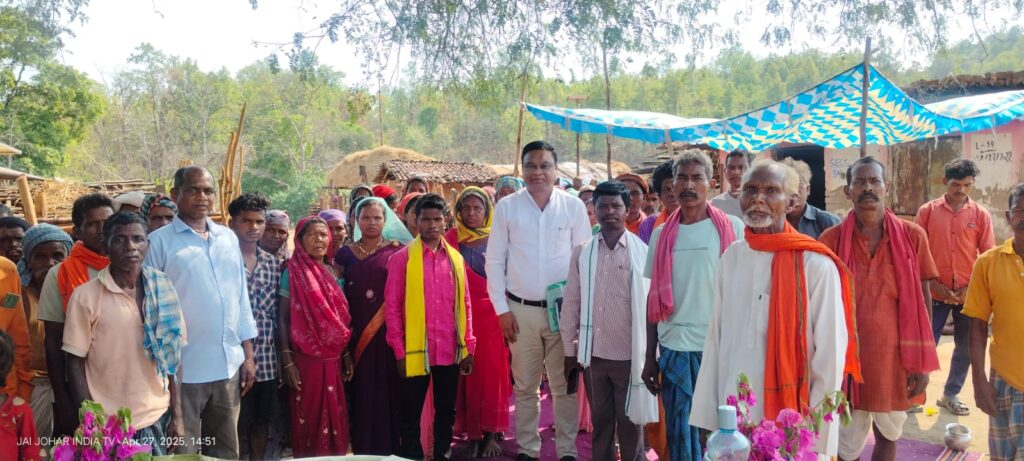 धरमजयगढ़ के वनांचल में उम्मीदों की दस्तक : एसडीएम धनराज मरकाम पहुंचे, राष्ट्रपति दस्तक पुत्रों के बीच, सुनी व्यथा 2 1000053092
