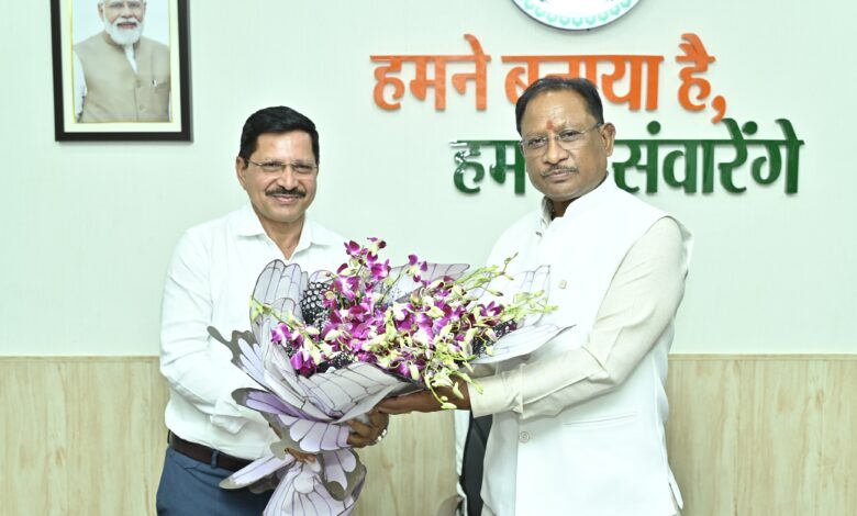 मुख्यमंत्री श्री विष्णु देव साय से एसईसीएल के सीएमडी श्री हरीश दुहन ने की सौजन्य भेंट 1 IMG 20250408 WA0006