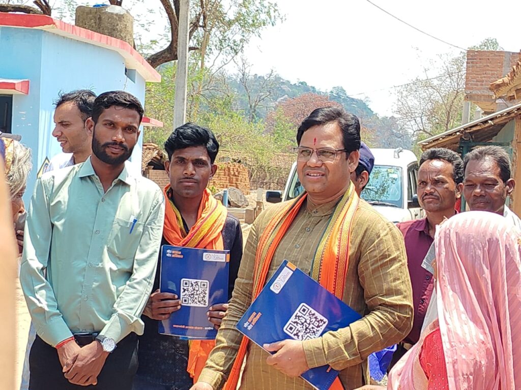 मरवाही क्षेत्र के लोकप्रिय विधायक प्रणव मरपच्ची ने ग्राम पंचायत धरहर से "मोर दुआर-साय सरकार महाअभियान का शुरुआत की 3 IMG 20250417 WA0042