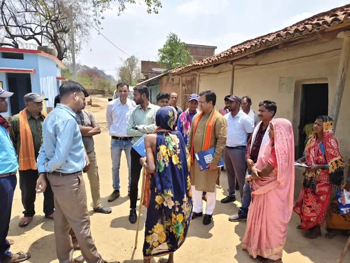 मरवाही क्षेत्र के लोकप्रिय विधायक प्रणव मरपच्ची ने ग्राम पंचायत धरहर से "मोर दुआर-साय सरकार महाअभियान का शुरुआत की 2 IMG 20250417 WA0045