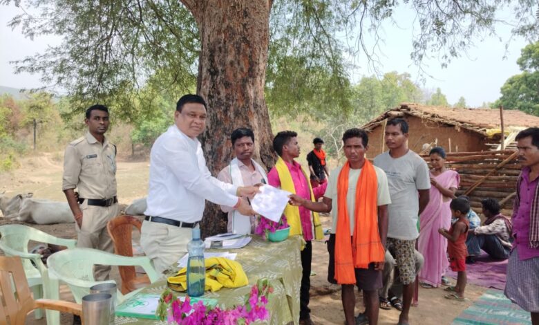 धरमजयगढ़ के वनांचल में उम्मीदों की दस्तक : एसडीएम धनराज मरकाम पहुंचे, राष्ट्रपति दस्तक पुत्रों के बीच, सुनी व्यथा 1 IMG 20250428 WA0001