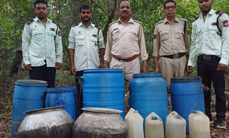रायगढ़ ब्रेकिंग धरमजयगढ़ आबकारी विभाग द्वारा 28 लीटर महुआ शराब जब्त कर 370 लीटर महुआ लाहन को किया नष्ट 1 IMG 20250519 WA0023