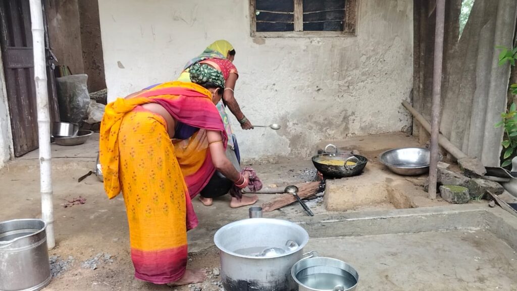 शासकीय स्कूल के किचन को हाथियों ने पहुंचाया नुकसान, देखे वीडियो 2 1000109351