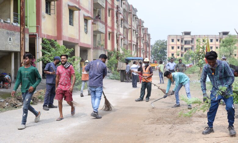 मां विहार कॉलोनी में शिफ्ट किए गए लोगों के लिए प्रशासन ने किया है सभी जरूरी सुविधाओं का इंतेजाम नगर निगम व अन्य विभागों से 400 लोगों की टीम साफ -सफाई और जरूरी व्यवस्थाओं के लिए तैनात 1 4