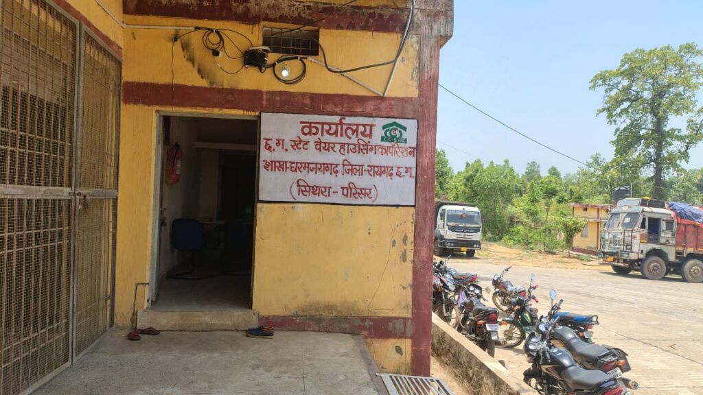 धरमजयगढ़ के वेयरहाउस से सप्लाई हुआ ऐसा चावल की अधिकारी ने दिए कार्यवाही करने के आदेश 3 IMG 20250602 WA0020