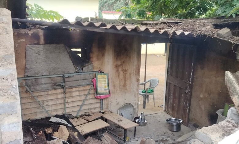 शासकीय स्कूल के किचन को हाथियों ने पहुंचाया नुकसान, देखे वीडियो 1 IMG 20250617 WA0003