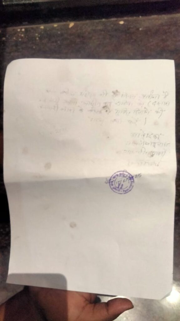 जमीन की प्रमाणीकरण पर रोक लगाने के बाद जमीन दलाल ने विक्रेता को बनाया बंधक,परिजनों द्वारा लगाया गया आरोप 3 IMG 20250617 WA0058