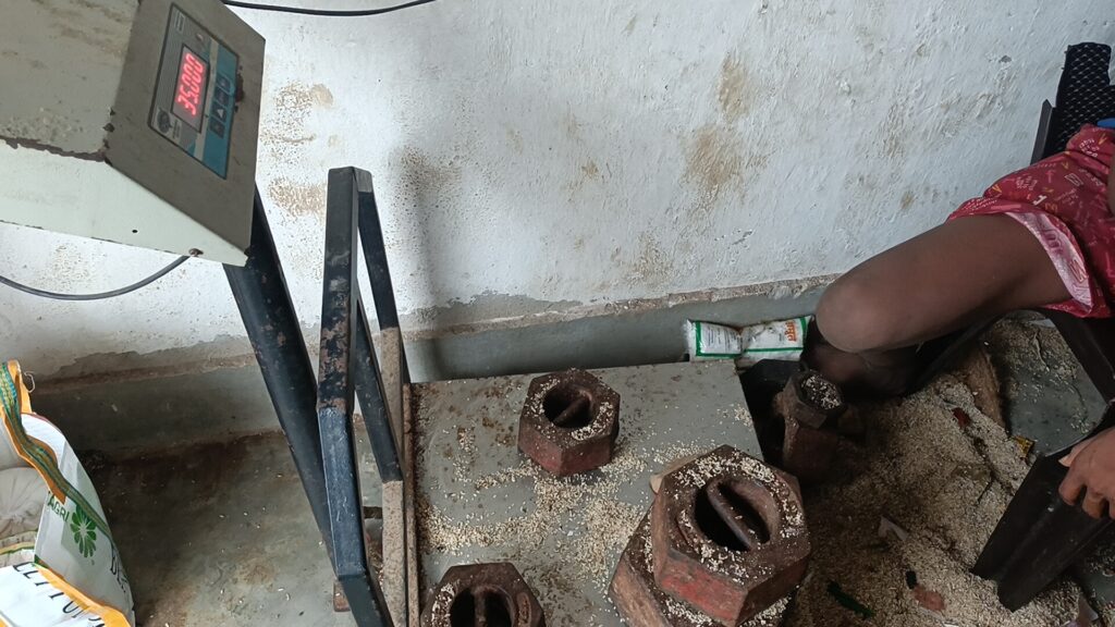 तीन माह का एक साथ राशन वितरण, चढ़ रहा भ्रष्टाचार का भेंट 2 IMG 20250622 WA0007