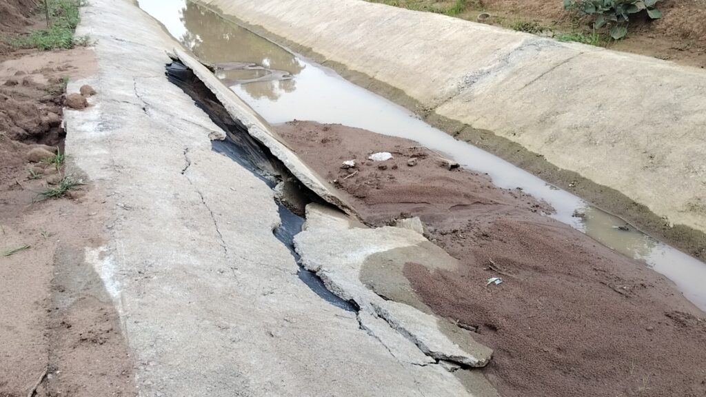 कुमरता जलाशय के शीर्ष एवं नहरों का रिमॉडलिंग एवं लाइनिंग कार्य चढ़ रहा भ्रष्टाचार का भेंट 1 IMG20250718165054 01