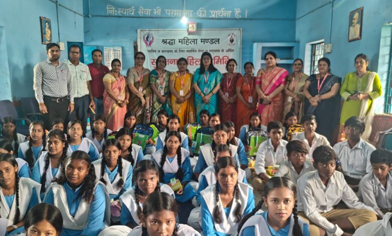 सुचेतना महिला समिति ने गरीब छात्रों को दिया सहयोग 1 37549a69 0209 48d6 8efc 92dfc159e33c