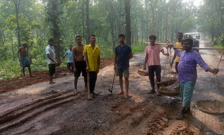 खराब रास्ता से परेशान ग्रामीणों ने खुद लिया सुधार का जिम्मा 1 IMG 20250923 WA0021