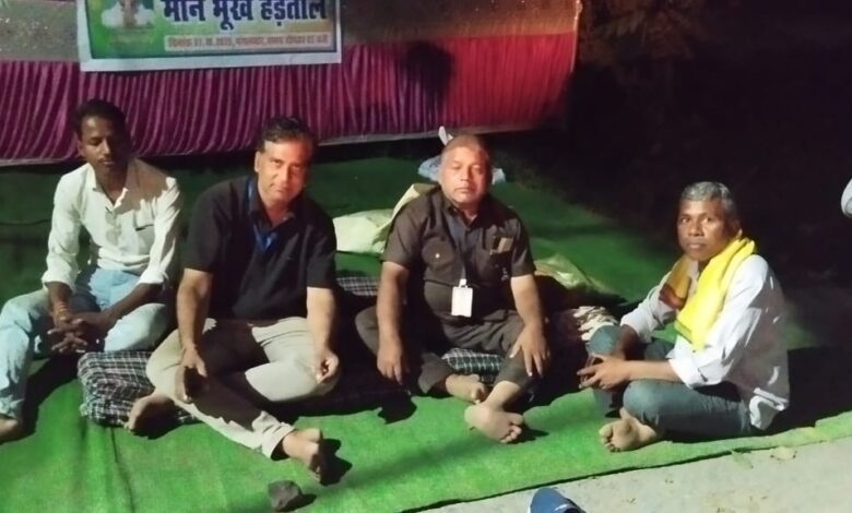 छाल SECL उप प्रबंधक कार्यालय के सामने सुबह से मौन भूख हड़ताल पर बैठे चैतुराम साहू 1 IMG 20251007 WA0055