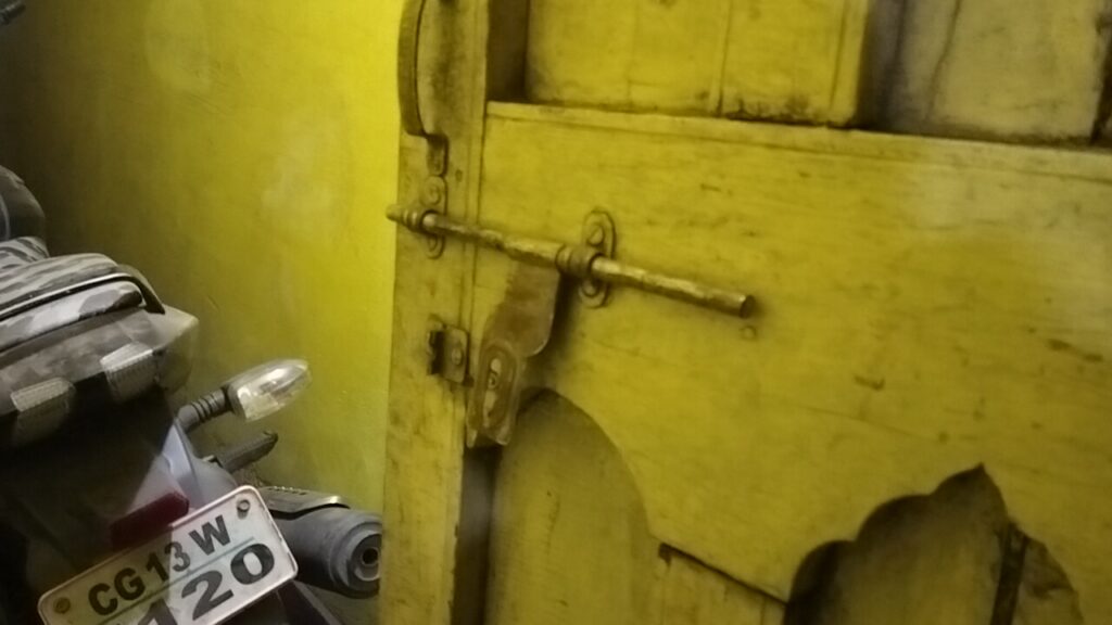 छाल थाना क्षेत्र लाखों की चोरी, अंधेरा होते ही लक्जरी वाहन चोर गैंग सक्रिय 2 IMG20260103022058 01