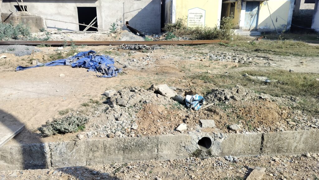 शासकीय ऑफिस के कैंपस में बने नाली में पाईप लगाकर होटल संचालक गिरा रहा गंदा पानी। 2 IMG20260123145952