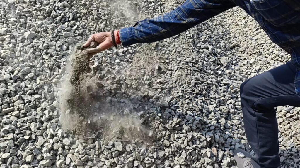 डस्ट युक्त गिट्टी से निर्माण गुणवत्ता पर खतरा 2 IMG 20260220 WA0009