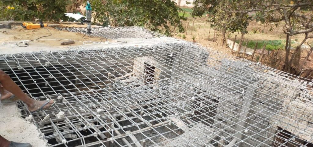 धरमजयगढ़ में भ्रष्ट निर्माण पर प्रशासन का हथौड़ा: आंगनबाड़ी की घटिया छत जमींदोज 3 IMG 20260324 WA0027