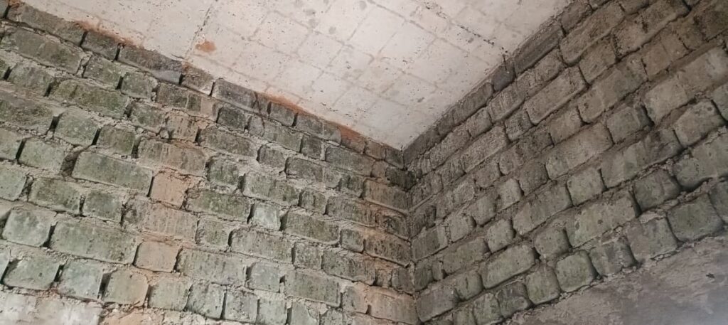 धरमजयगढ़ में भ्रष्ट निर्माण पर प्रशासन का हथौड़ा: आंगनबाड़ी की घटिया छत जमींदोज 2 IMG 20260325 WA0019