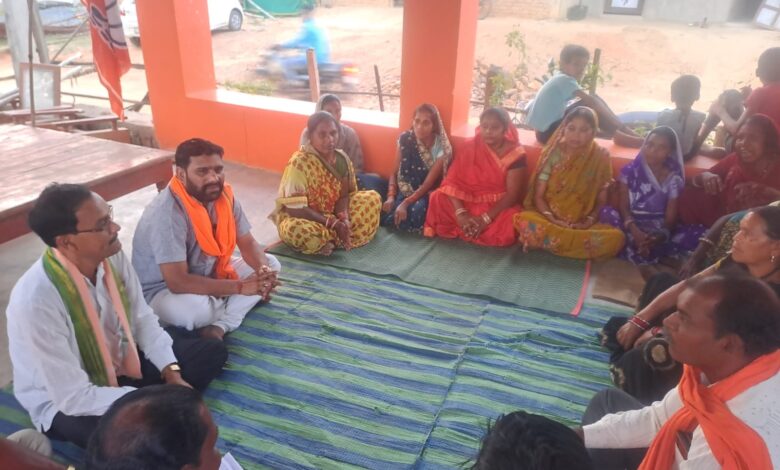 गाँव चलो अभियान के तहत महराजगंज- धसकामुड़ा में जनसंपर्क, ग्रामीणों की समस्याएं सुनी गईं 1 IMG 20260412 WA0029