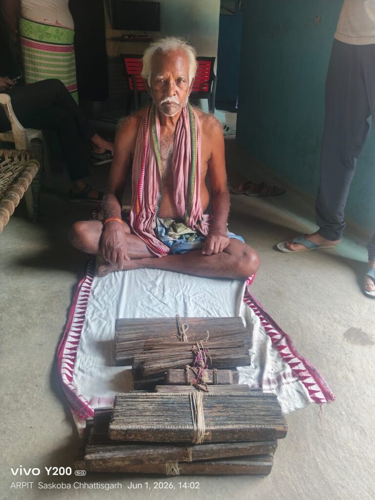 धरमजयगढ़ में मिलीं 146 दुर्लभ पांडुलिपियाँ, पूर्वजों की धरोहर बचाने में जुटा ज्ञान भारतम मिशन 4 1007271551