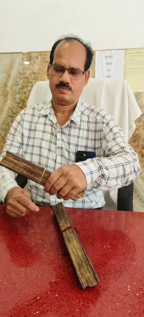 धरमजयगढ़ में मिलीं 146 दुर्लभ पांडुलिपियाँ, पूर्वजों की धरोहर बचाने में जुटा ज्ञान भारतम मिशन 3 1007271562